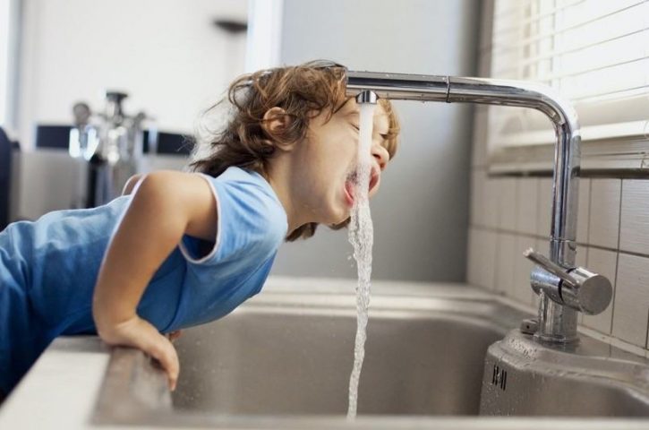Afla cum poti transforma apa de la robinet intr-una curata si sanatoasa